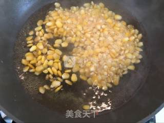 松仁玉米的做法步骤：1
