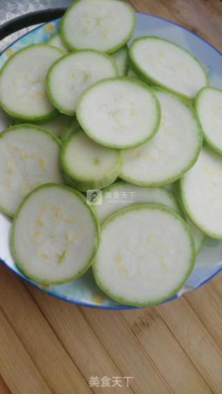 鸡蛋煎西葫芦饼的做法步骤：1