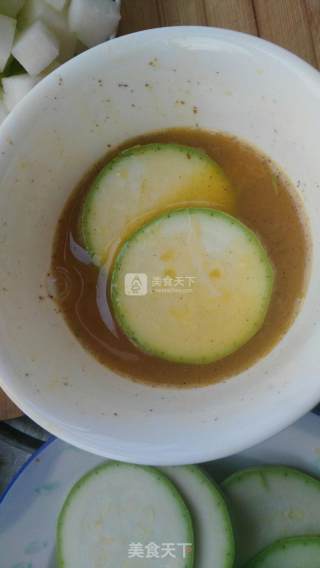 鸡蛋煎西葫芦饼的做法步骤：2