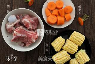 胡萝卜玉米筒骨汤的做法步骤：1