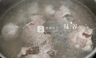 胡萝卜玉米筒骨汤的做法步骤：2