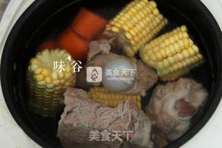 胡萝卜玉米筒骨汤的做法步骤：3
