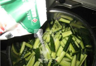 【桃李厨艺】这样腌的黄瓜可好吃了，给肉都不换！的做法步骤：4