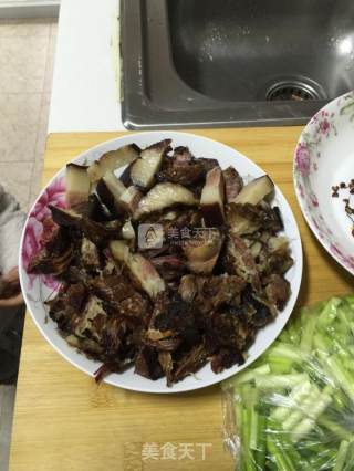 蒜苔炒腊肉的做法步骤：2