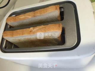 吞拿鱼三文治的做法步骤：2