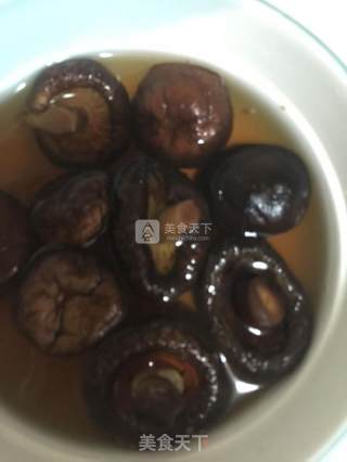 香菇烧鸡的做法步骤：2
