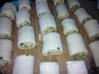 芝麻香葱辣椒卷的做法步骤：8
