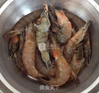 茼蒿炒海虾的做法步骤：1