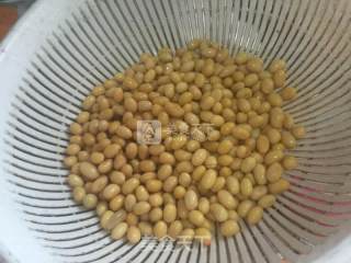 芹菜内脂豆腐的做法步骤：1