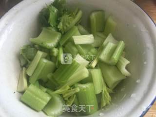 芹菜内脂豆腐的做法步骤：2