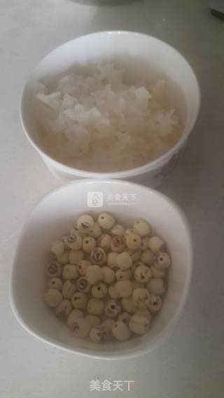 银耳莲子羹的做法步骤：1