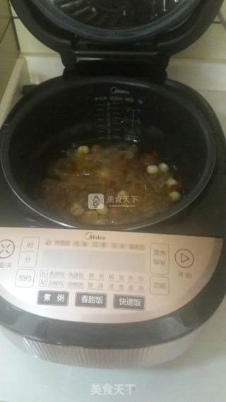 银耳莲子羹的做法步骤：2