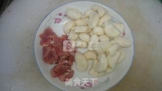 荸荠大蒜炒肉片的做法步骤：1