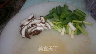 荸荠大蒜炒肉片的做法步骤：2