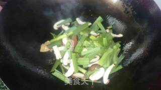 荸荠大蒜炒肉片的做法步骤：4