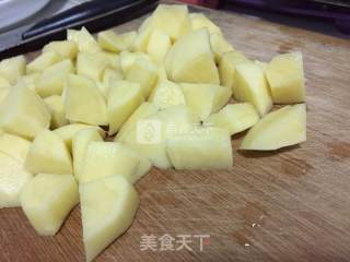 红烧土豆鸡块的做法步骤：1