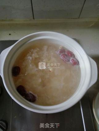 银耳雪梨莲子羹的做法步骤：2