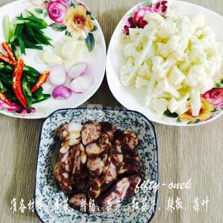 腊肠炒花菜的做法步骤：1