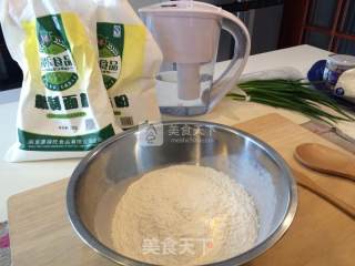 葱油饼的做法步骤：1