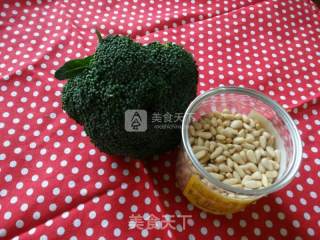 松仁西兰花的做法步骤：1