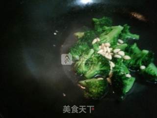 松仁西兰花的做法步骤：4