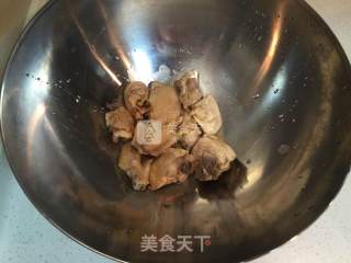 家常土豆香菇炖鸡块的做法步骤：4