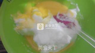 云朵般轻盈口感——奶牛戚风蛋糕的做法步骤：7