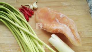 蒜苔炒鸡肉的做法步骤：1