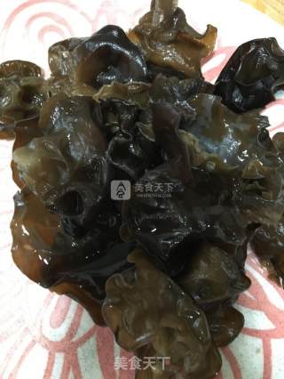 木耳山药炖排骨的做法步骤：1