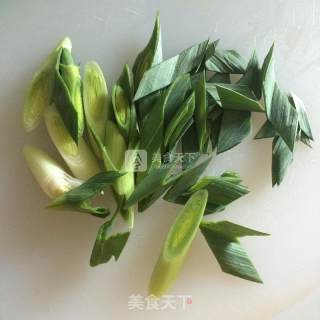青蒜回锅肉的做法步骤：2