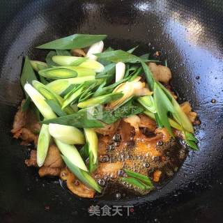 青蒜回锅肉的做法步骤：6