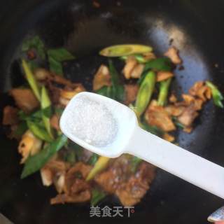 青蒜回锅肉的做法步骤：7