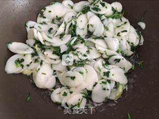 荠菜炒年糕的做法步骤：6