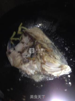 鲜美鱼头汤的做法步骤：1