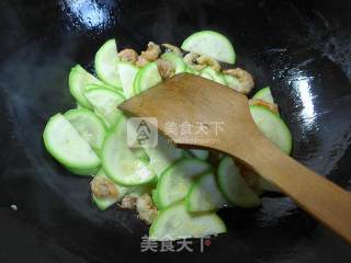 开洋韭菜炒西葫芦的做法步骤：3