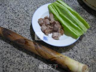 尖椒鸡胗炒雷笋的做法步骤：1