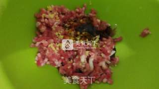 咸香可口小笼包——胡萝卜木耳小笼包的做法步骤：2