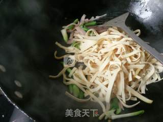 培根大蒜炒百叶的做法步骤：4