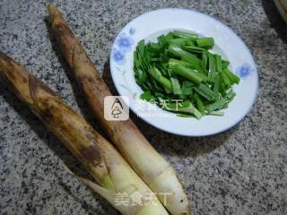 韭菜炒雷笋的做法步骤：1