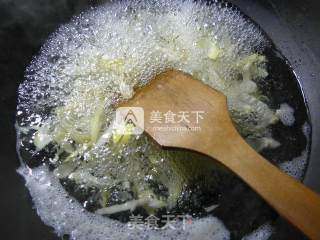 韭菜炒雷笋的做法步骤：4