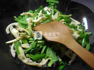 韭菜炒雷笋的做法步骤：5