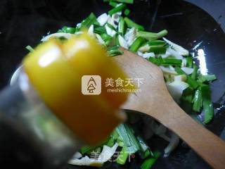 韭菜炒雷笋的做法步骤：6