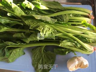 蒜蓉菠菜塔的做法步骤：1