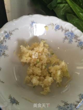 蒜蓉菠菜塔的做法步骤：2