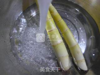 五花肉雪菜炒雷笋的做法步骤：2