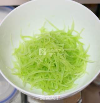 春天的味道---葱油莴笋的做法步骤：1