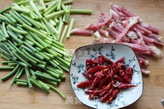 蒜薹炒腊肉的做法步骤：2