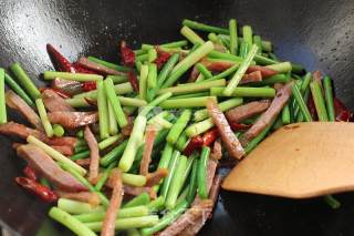 蒜薹炒腊肉的做法步骤：7
