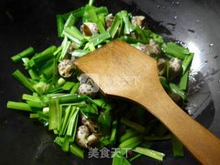 韭菜炒花螺的做法步骤：5