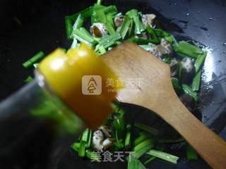韭菜炒花螺的做法步骤：6